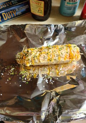 A picture of Corn on the cob grilled or baked.