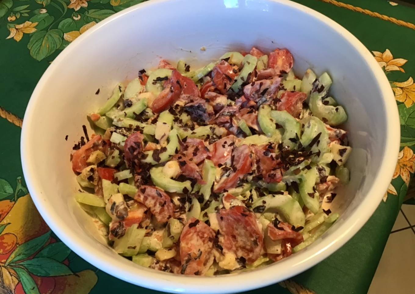 Salade marinée concombres,tomates et pommes à la crème,citron et dulce