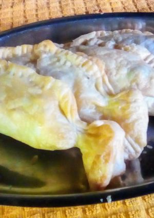 Una foto de Pasteles hojaldrados de atún 🐟🔁