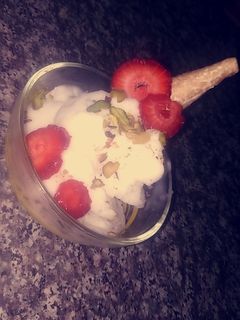 صورة لوصفة بوظة عربية بالفستق الحلبي والفراولة 😋