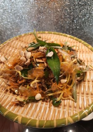 Hình của món Bánh tráng trộn cá cơm rim.