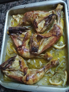 Una foto de Muslos de pollo al horno al romero y limón