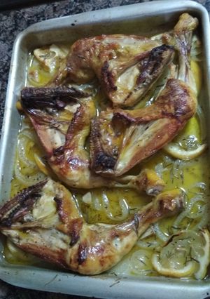 Una foto de Muslos de pollo al horno al romero y limón
