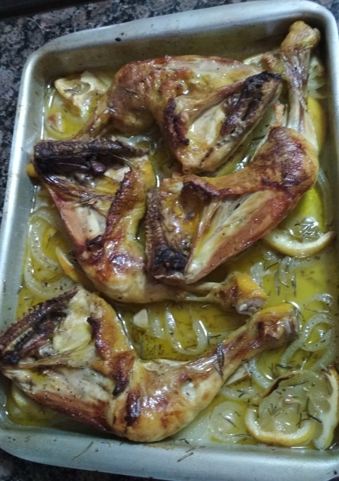 Una foto de Muslos de pollo al horno al romero y limón