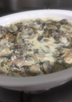 Una foto de Pechuga de pollo en salsa de ajo y champiñones