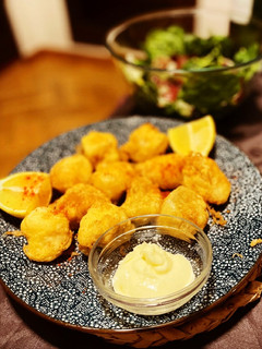 Una foto de Fritos de pixin (rape) con ensalada de espinacas, uvas y coco 🥥 con vinagre balsámico de frambuesas