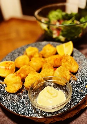 Foto principal de Fritos de pixin (rape) con ensalada de espinacas, uvas y coco 🥥 con vinagre balsámico de frambuesas