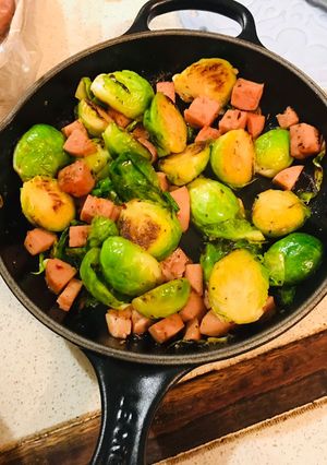 鑄鐵平底鍋蜂蜜培根炒孢子甘藍Brussels Sprout 的食譜成品照片