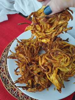 Una foto de Bhajis de cebolla, receta india {en freidora de aire}