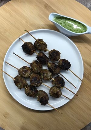 Une photo de Brochettes de boulettes de bœuf et sauce yaourt sans matière grasse pour Noël 🎄😍👍