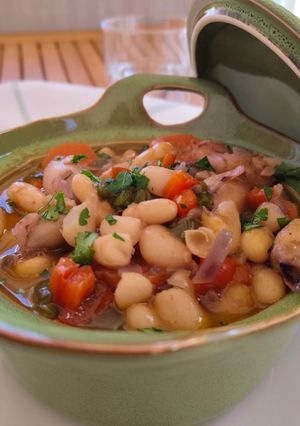 Una foto de Guiso de calamarcitos con alubias