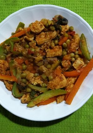 Una foto de Salteado de verduras y pollo