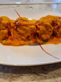 Una foto de Pimientos del piquillo rellenos de carne en salsa de pimientos