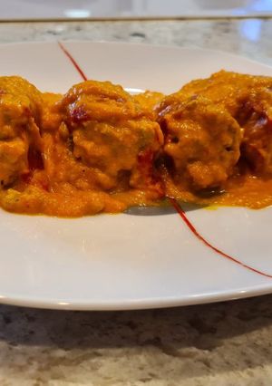 Una foto de Pimientos del piquillo rellenos de carne en salsa de pimientos