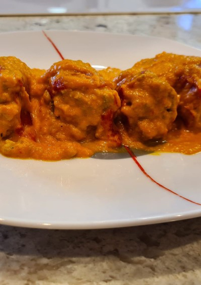 Una foto de Pimientos del piquillo rellenos de carne en salsa de pimientos