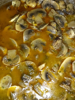 Una foto de Champiñones en salsa de vino blanco 🍽️