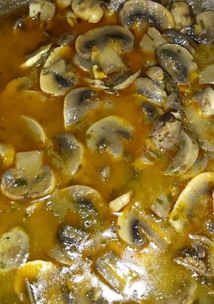 Una foto de Champiñones en salsa de vino blanco 🍽️