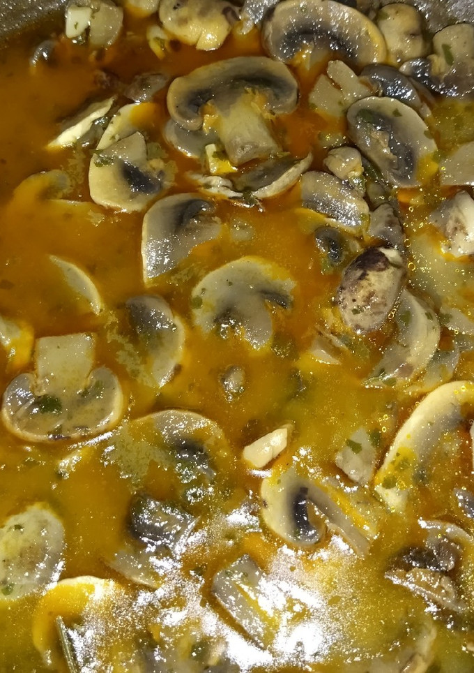 Una foto de Champiñones en salsa de vino blanco 🍽️