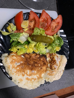 Una foto de Plato sano de tortilla de claras con pollo asado y queso rallado