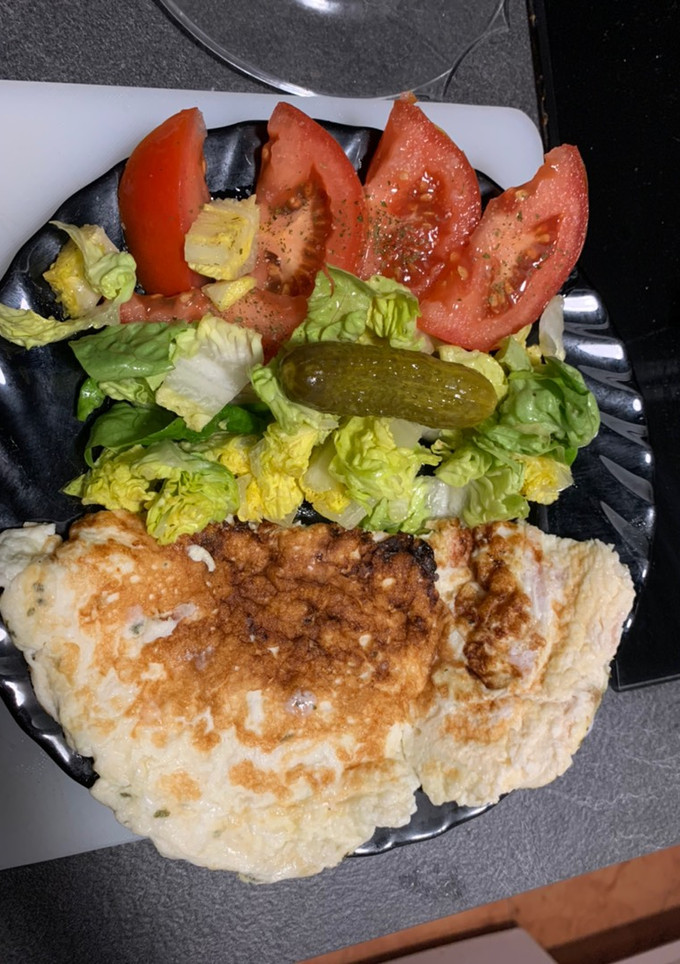 Una foto de Plato sano de tortilla de claras con pollo asado y queso rallado