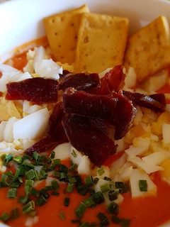 Una foto de Salmorejo mixto