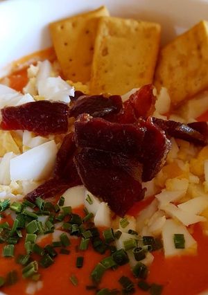 Una foto de Salmorejo mixto