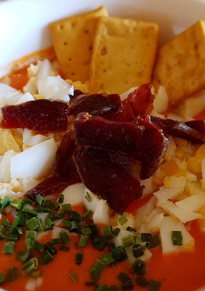 Una foto de Salmorejo mixto
