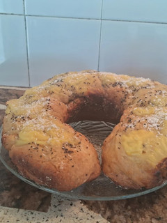 Una foto de Rosca de reyes rellena con crema pastelera