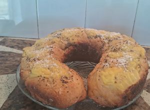 Una foto de Rosca de reyes rellena con crema pastelera
