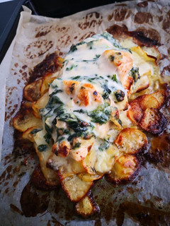 Una foto de Pechuga rellena de espinacas y gorgonzola en cama de papas