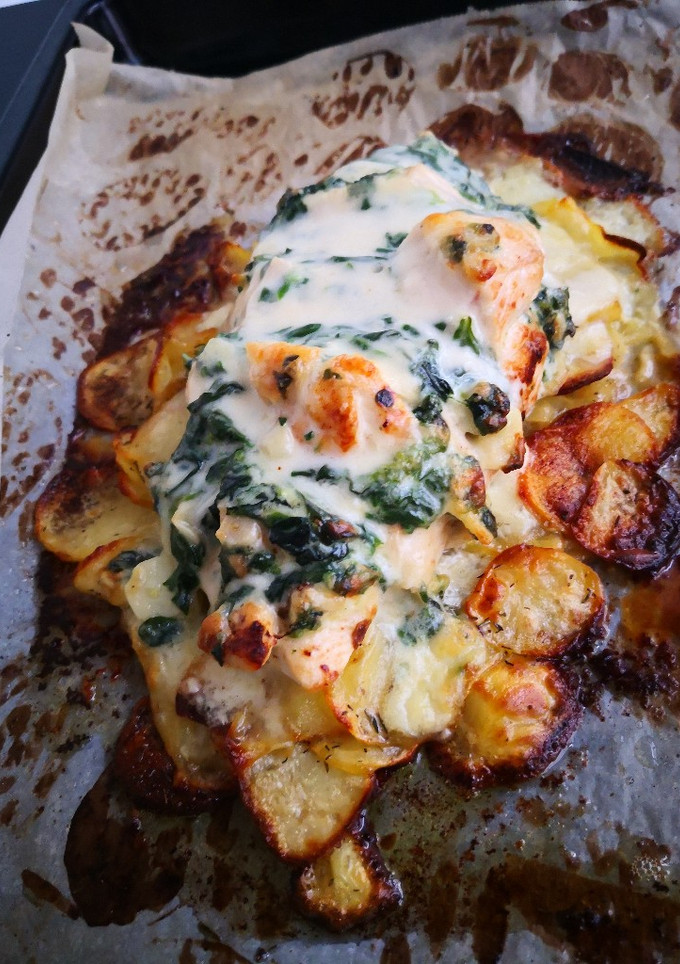 Una foto de Pechuga rellena de espinacas y gorgonzola en cama de papas