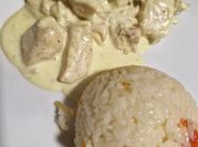 Una foto de pollo al curcuma con crema
