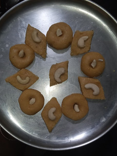 பொட்டுக்கடலை பேடா (Pottukadalai peda recipe in tamil) செய்முறை முக்கிய புகைப்படம்