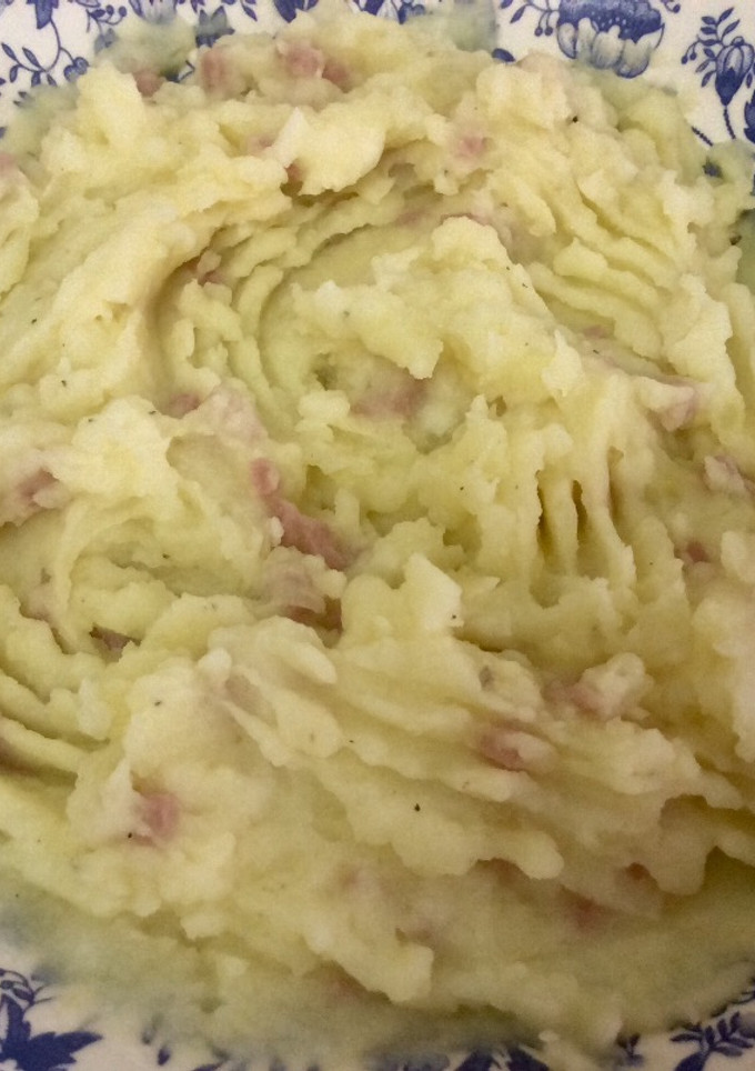 Una foto de Puré de patatas casero de York y queso🧀🥔🍖