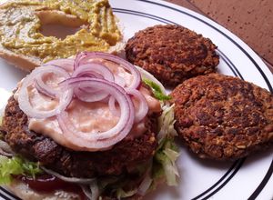 Una foto de Hamburguesas🍔 de berenjena🍆ahumada / frijoles y lentejas🌾