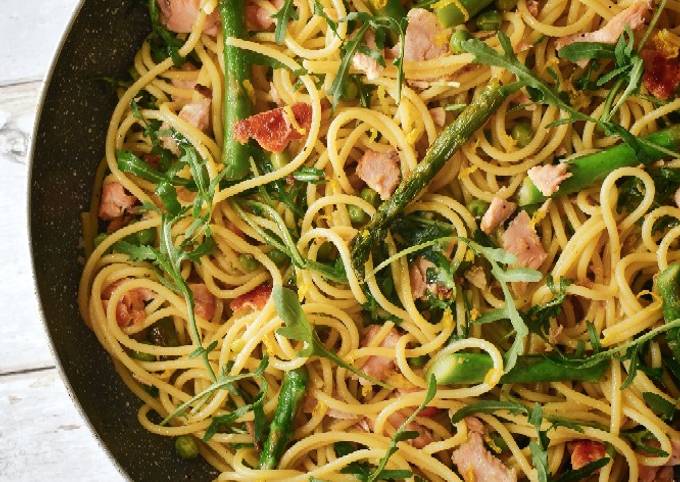 Butter & Lemon Salmon Spaghetti With Asparagus, Peas & Rocket