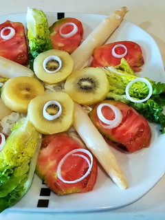 Una foto de Ensalada de bacalao con kiwi