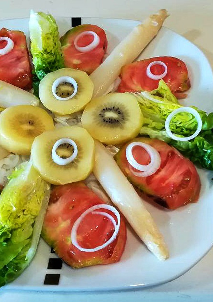 Una foto de Ensalada de bacalao con kiwi