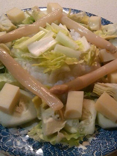 Una foto de Nido de arroz, con cuadro de espárragos, rosco de ensalada