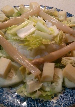 Foto principal de Nido de arroz, con cuadro de espárragos, rosco de ensalada