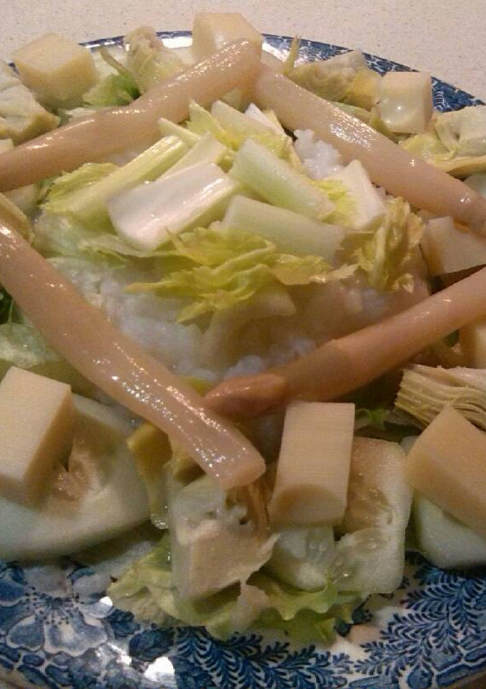 Una foto de Nido de arroz, con cuadro de espárragos, rosco de ensalada