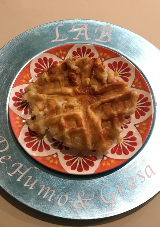 Una foto de Arepa Venezolana tostada y rellena para picada Navideña