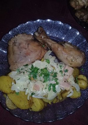 Una foto de Pollo al vino con papas