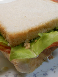 Una foto de Sándwich de bonito y lonchas de surimi