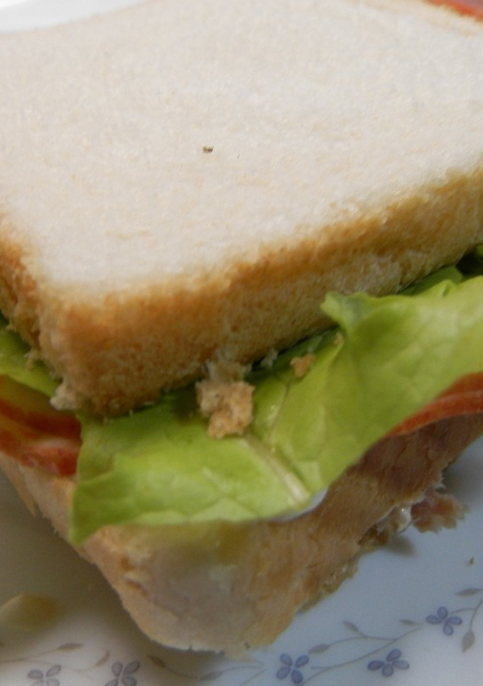 Una foto de Sándwich de bonito y lonchas de surimi