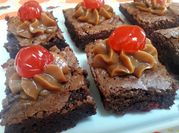 Una foto de pastel de chocolate y cerezas
