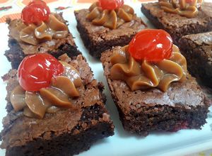 Una foto de Brownie con cerezas 🍒