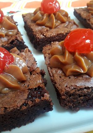 Una foto de Brownie con cerezas 🍒