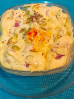 કેસર પિસ્તા શ્રીખંડ (Kesar Pista Shrikhand Recipe In Gujarati) રેસીપી મુખ્ય ફોટો