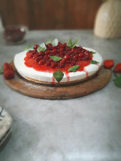 صورة لوصفة تشيز كيك بصوص الفريز وحبات الكرز المجمدة🍒🍓 cheese cake🍒🍓